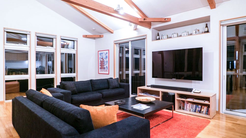 Casi67 East - Living room with Flatscreen TV